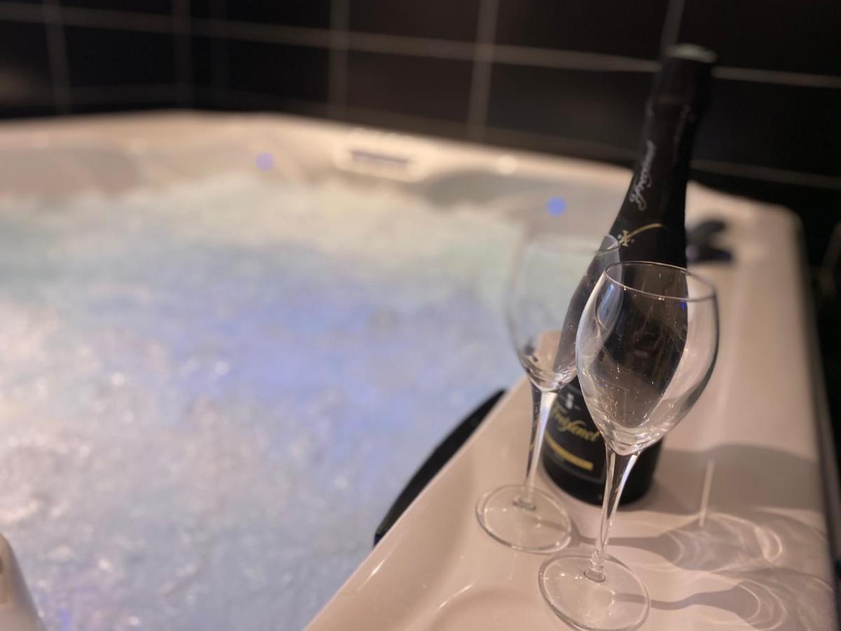 Appartamento Escapade Romantique - Jacuzzi Et Parking Prive - 002 Rouen Esterno foto