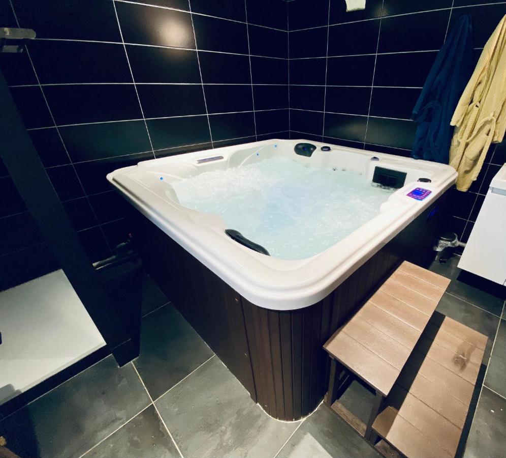 Appartamento Escapade Romantique - Jacuzzi Et Parking Prive - 002 Rouen Esterno foto