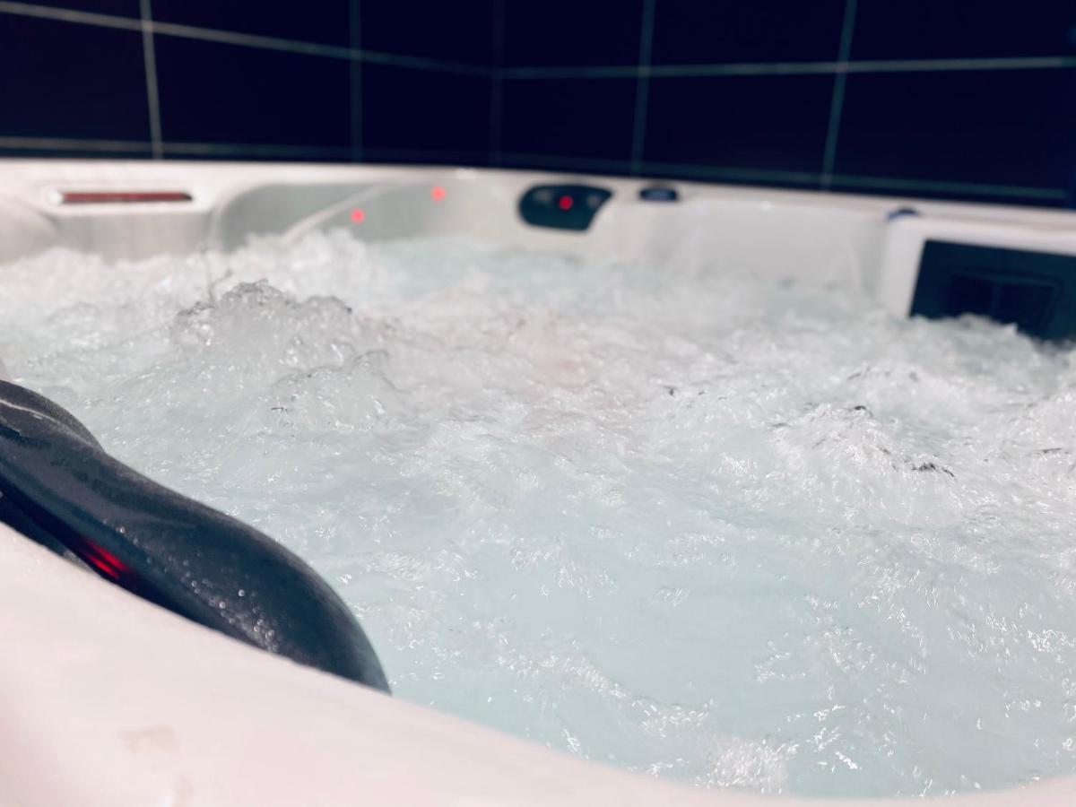 Appartamento Escapade Romantique - Jacuzzi Et Parking Prive - 002 Rouen Esterno foto