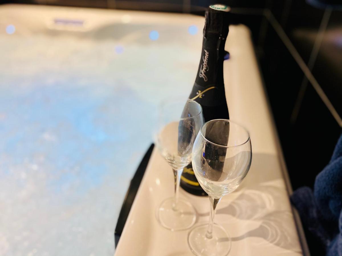 Appartamento Escapade Romantique - Jacuzzi Et Parking Prive - 002 Rouen Esterno foto