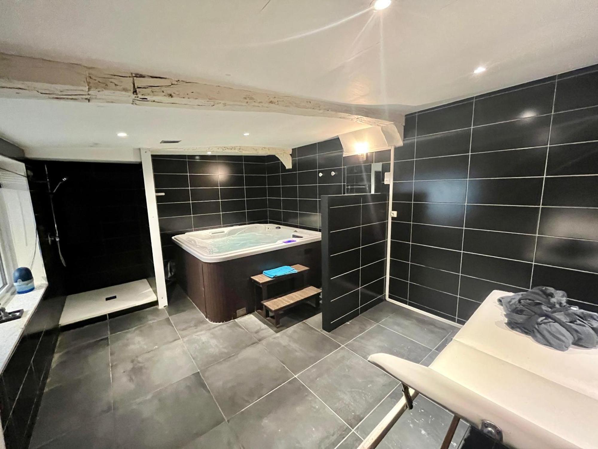 Appartamento Escapade Romantique - Jacuzzi Et Parking Prive - 002 Rouen Esterno foto