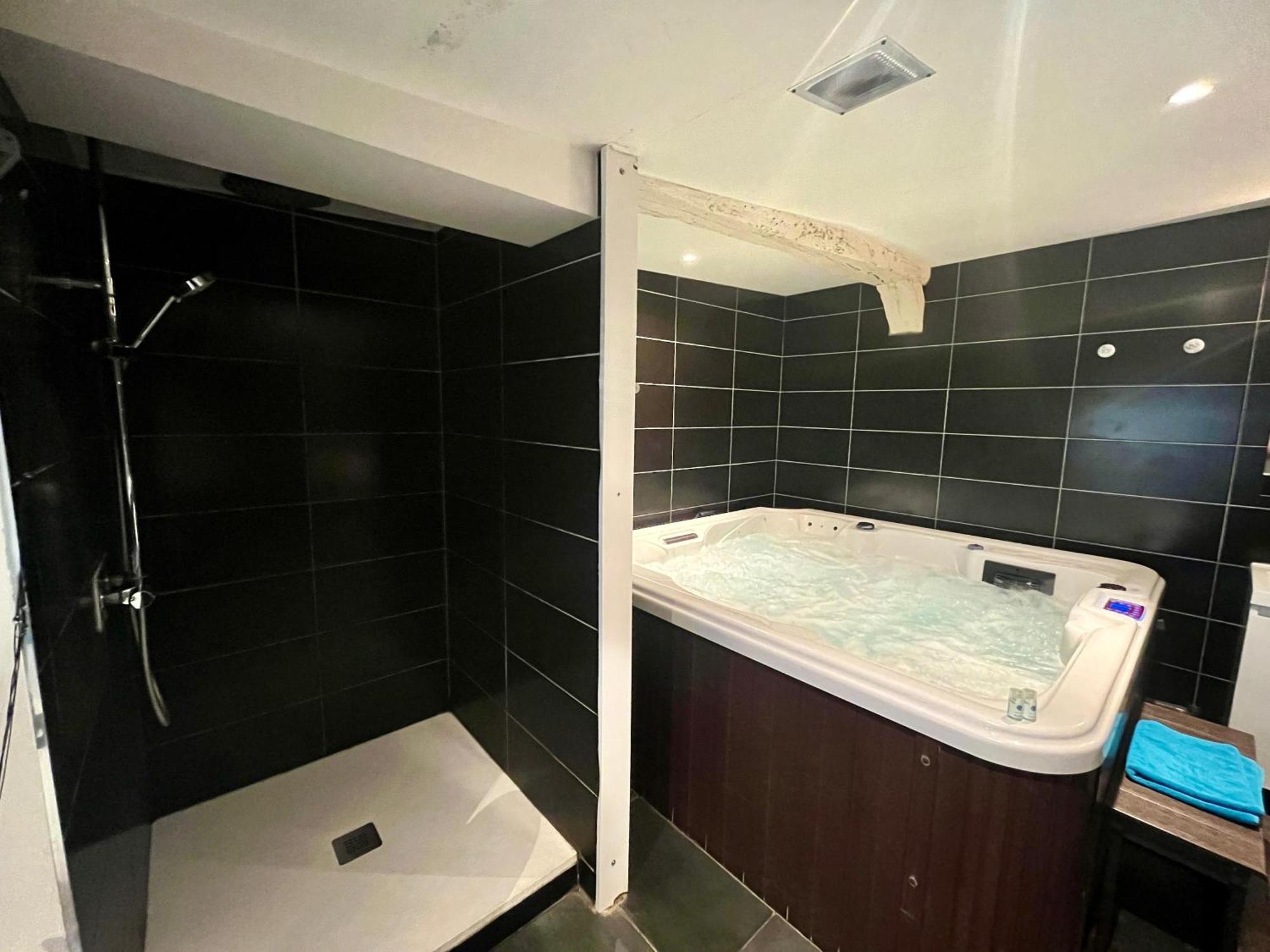 Appartamento Escapade Romantique - Jacuzzi Et Parking Prive - 002 Rouen Esterno foto